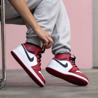 Mẫu ảnh Nike Air Jordan 1 Mid Chicago White Toe
