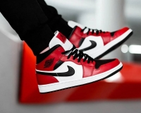 Mẫu ảnh Nike Air Jordan 1 Mid Chicago Black Toe