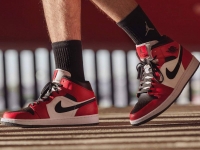 Mẫu ảnh Nike Air Jordan 1 Mid Chicago Black Toe
